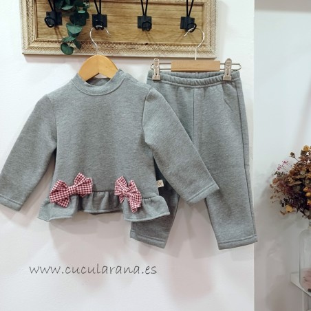 Conjunto niña chándal gris lazo vichy granate de kiz