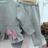 Conjunto niña chándal gris lazo vichy granate de kiz