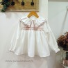 Blusa blanca de niña cuello babydoll