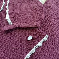 Conjunto jubón con polaina y capota granate