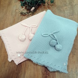 Mantita de bebe dos pompones azul