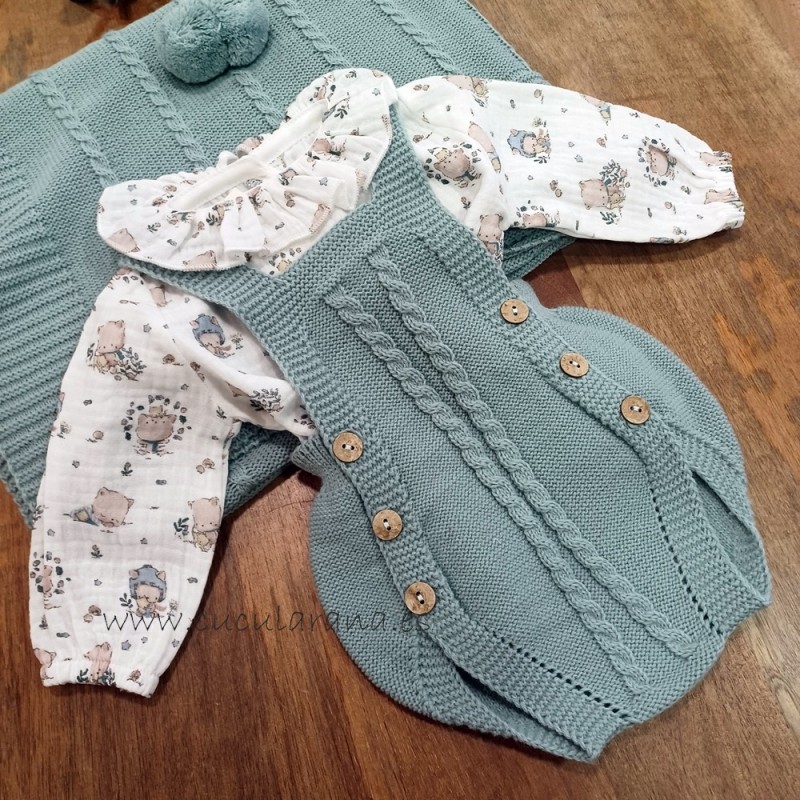 Conjunto de bebe peto con camisa verde menta