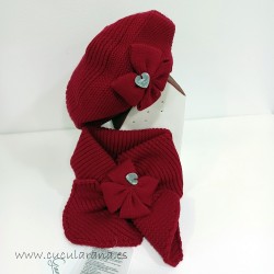 Boina con cuello de punto rojo