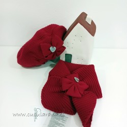 Boina con cuello de punto rojo