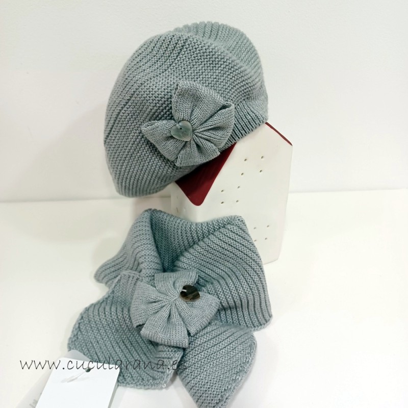 Boina con cuello de punto gris claro
