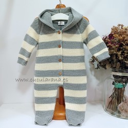Pelele con capucha gris...