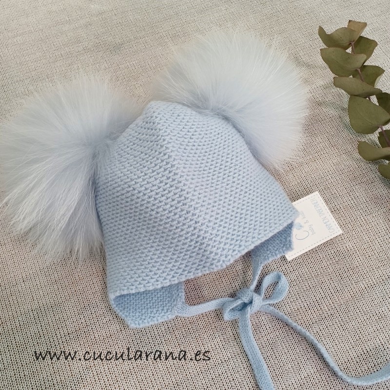 gorro de punto de bebe con dos pompones de pelo color celeste coleccion otoño invierno de tabener