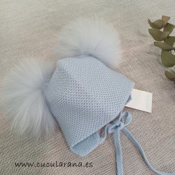 Gorro DOS POMPONES CELESTE de PELO NATURAL de CARMEN TABENER