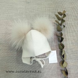 Gorro DOS POMPONES BEIGE de PELO NATURAL de CARMEN TABENER